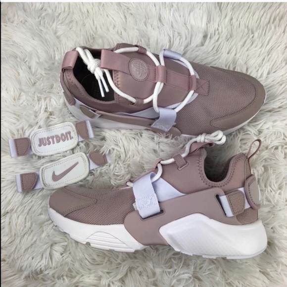 Nike Shoes - 🚨SALE SALE🚨 Nike Air Huarache City Low